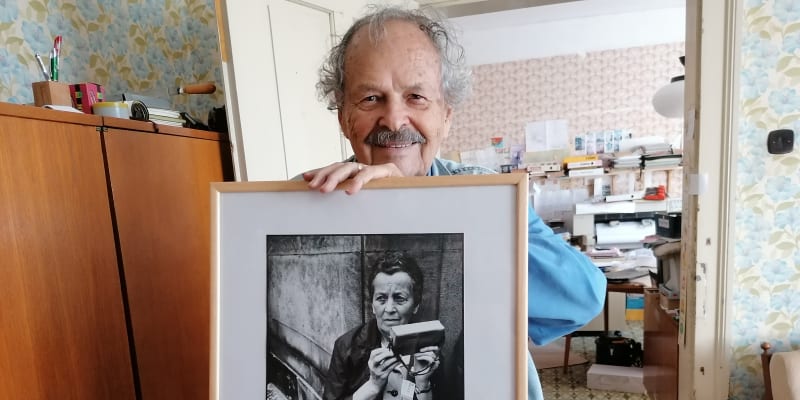 Nejstarší kandidát voleb, 90letý Gustav Aulehla, uznávaný regionální fotograf z Krnova. Ukazuje svůj výmluvný snímek ze srpna 1968.