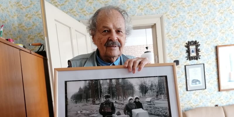 Nejstarší kandidát voleb, 90letý Gustav Aulehla, uznávaný regionální fotograf z Krnova. Ukazuje svůj snímek z normalizace, sovětské okupanty v Krnově.