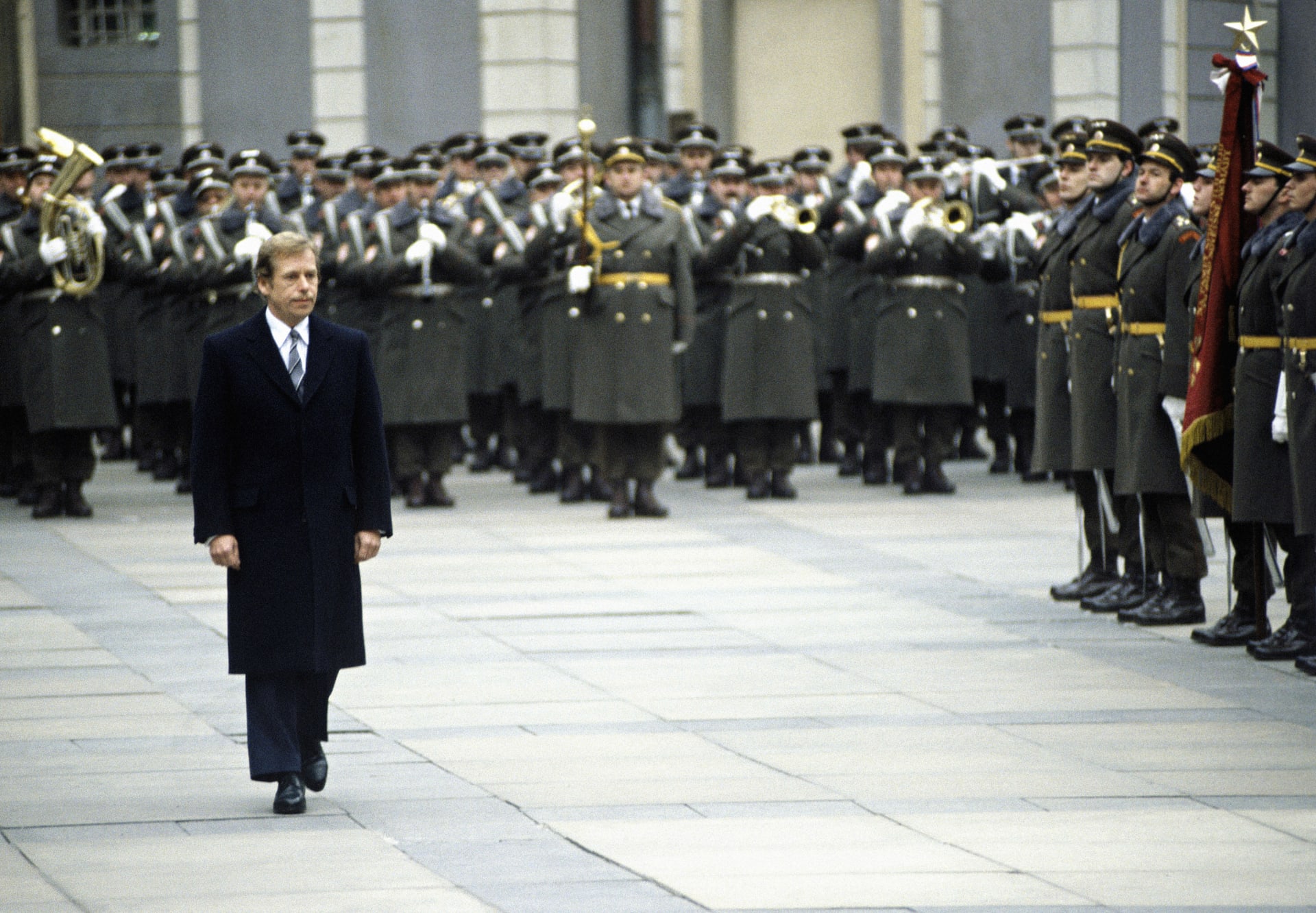 Prvním porevolučním prezidentem Československa byl zvolen Václav Havel, zmiňovala se však i jména Alexandra Dubčeka a Milana Kňažka.