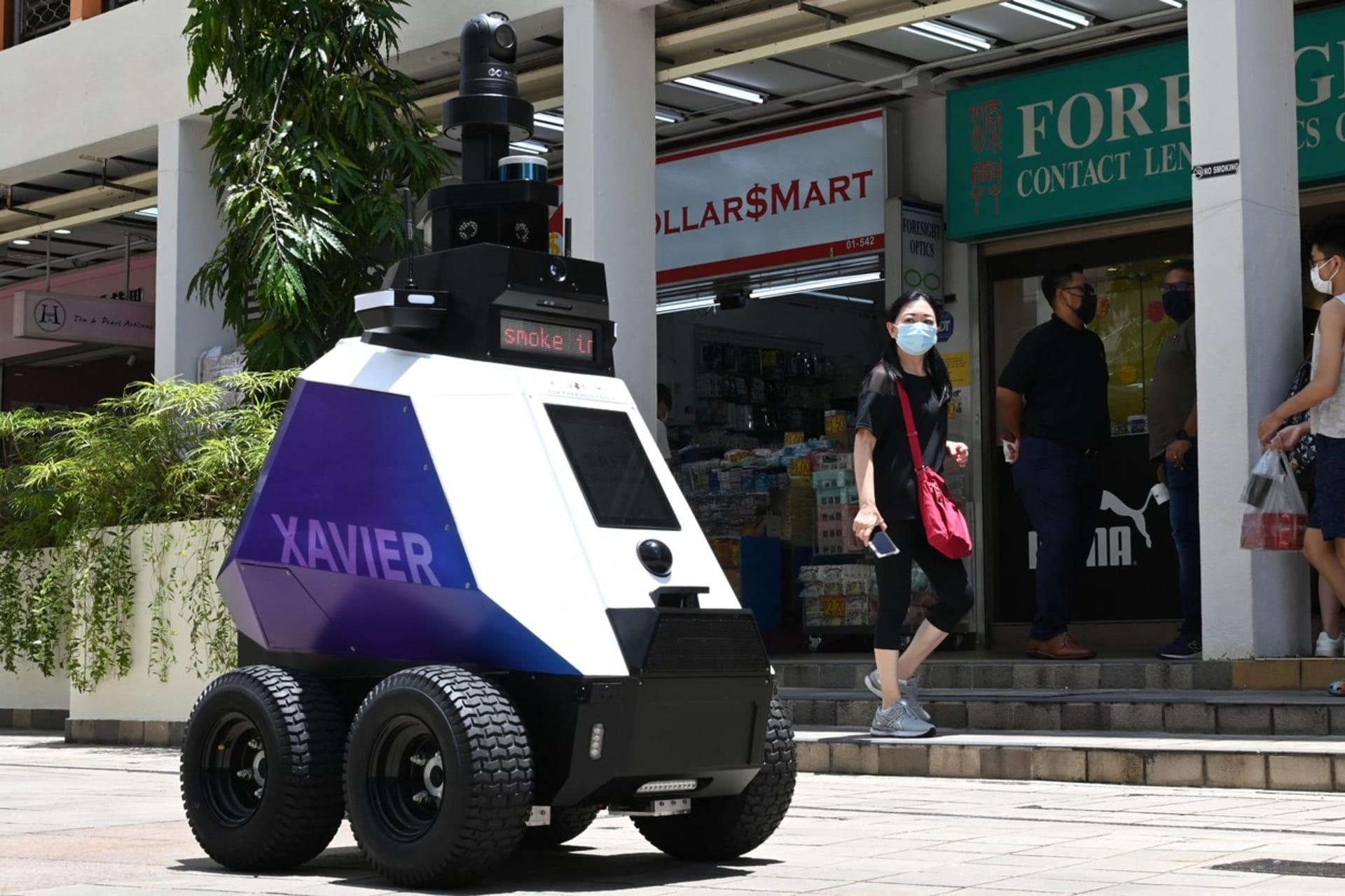 Roboti v Singapuru dohlížejí na žádoucí chování obyvatel.
