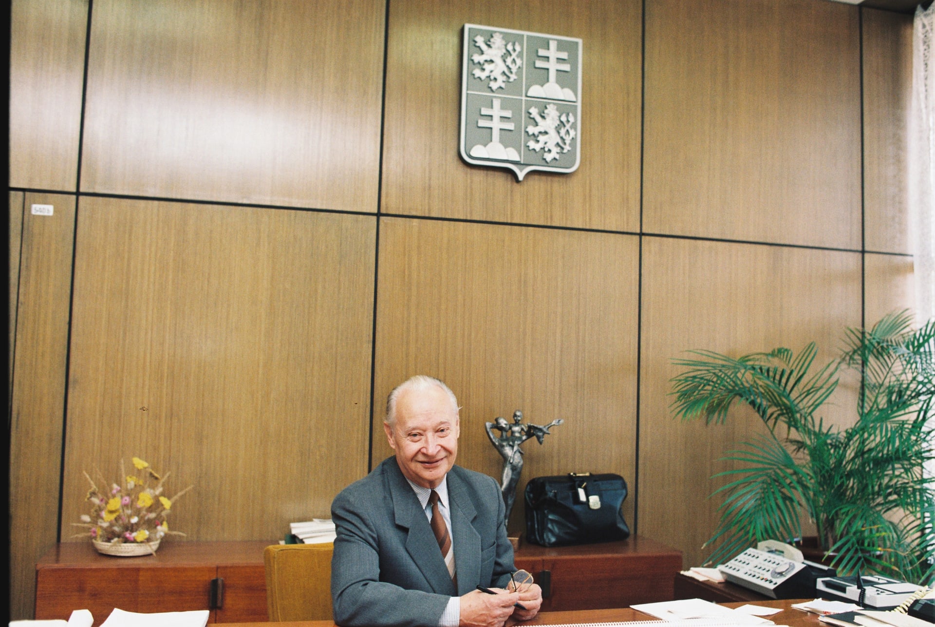 Alexander Dubček po revoluci ve své pracovně ve Federálním shromáždění.