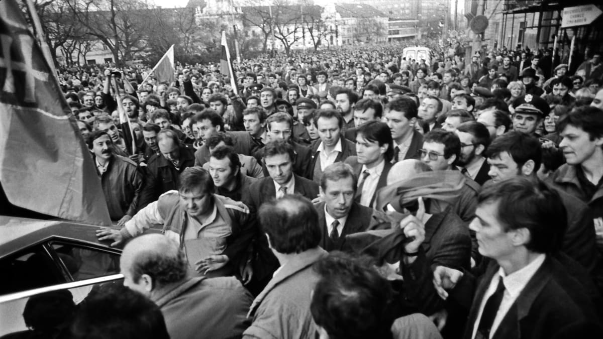 Václav Havel na bratislavské demonstraci v roce 1991, na níž nebyl přivítán zrovna nejvřeleji.