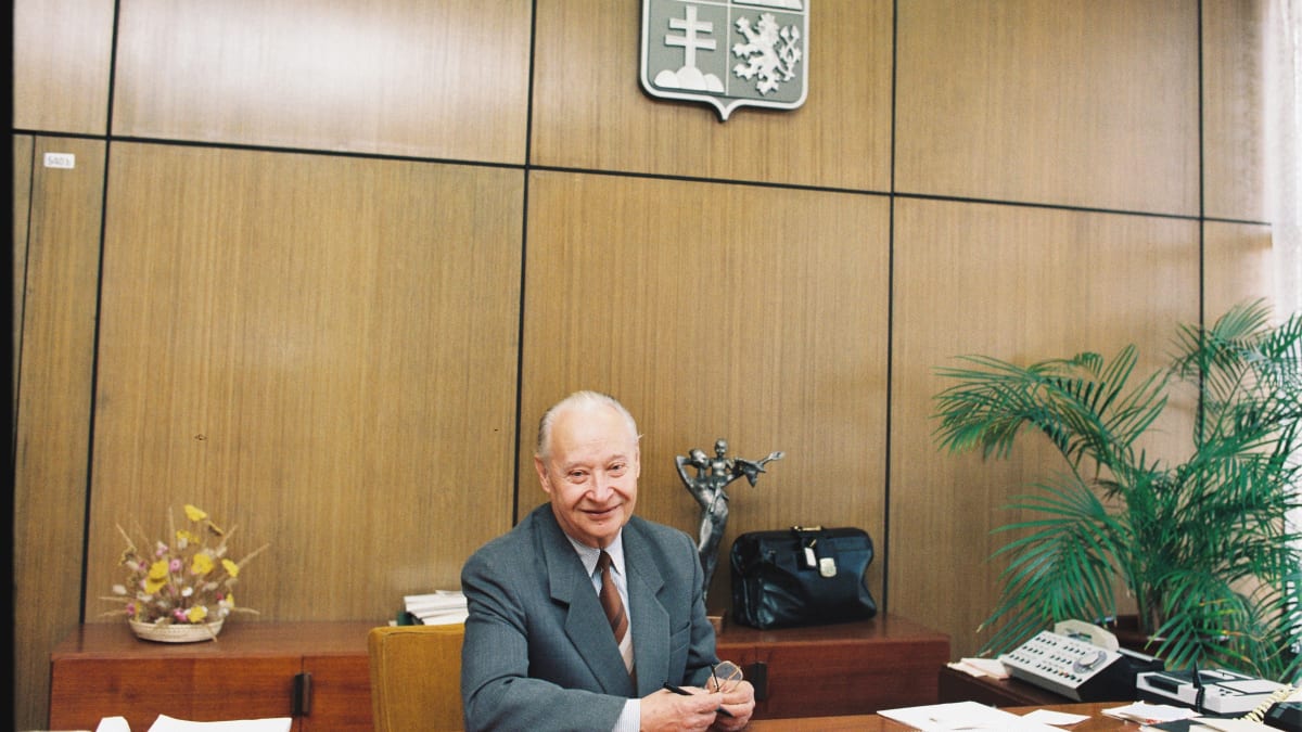 Alexander Dubček po revoluci ve své pracovně ve Federálním shromáždění.