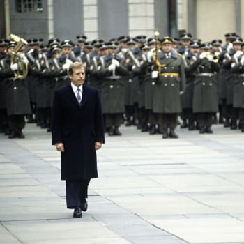 Prvním porevolučním prezidentem Československa byl zvolen Václav Havel, který se zapsal do historie mimo jiné i „krátkými nohavicemi“.