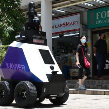Roboti v Singapuru dohlížejí na žádoucí chování obyvatel.