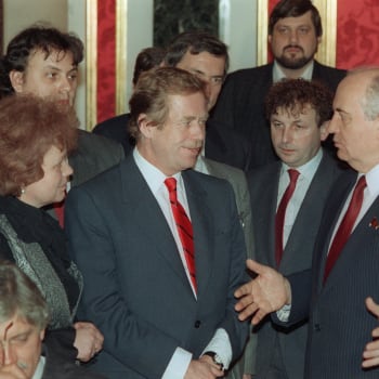 U podepsání smlouvy o stažení sovětských vojsk z Československa nebyl v únoru 1990 pouze Václav Havel s Michailem Gorbačovem, ale i Milan Kňažko (vpravo vzadu).