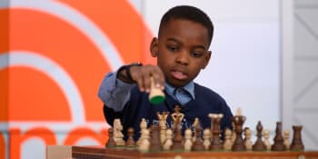 Rošády a maty každý den. 11letý šachista z Nigérie se stal z bezdomovce hvězdou USA