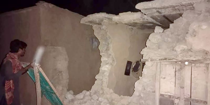 Čtvrteční zemětřesení v Pákistánu ničilo domy, ty jsou většinou postaveny z hlíny.