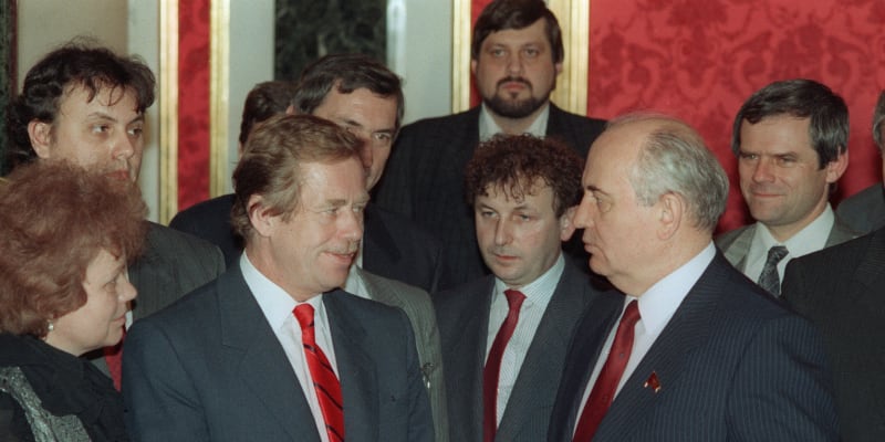 Milan Kňažko (na snímku vpravo vzadu) byl i u podepsání smlouvy o stažení sovětských vojsk z Československa.