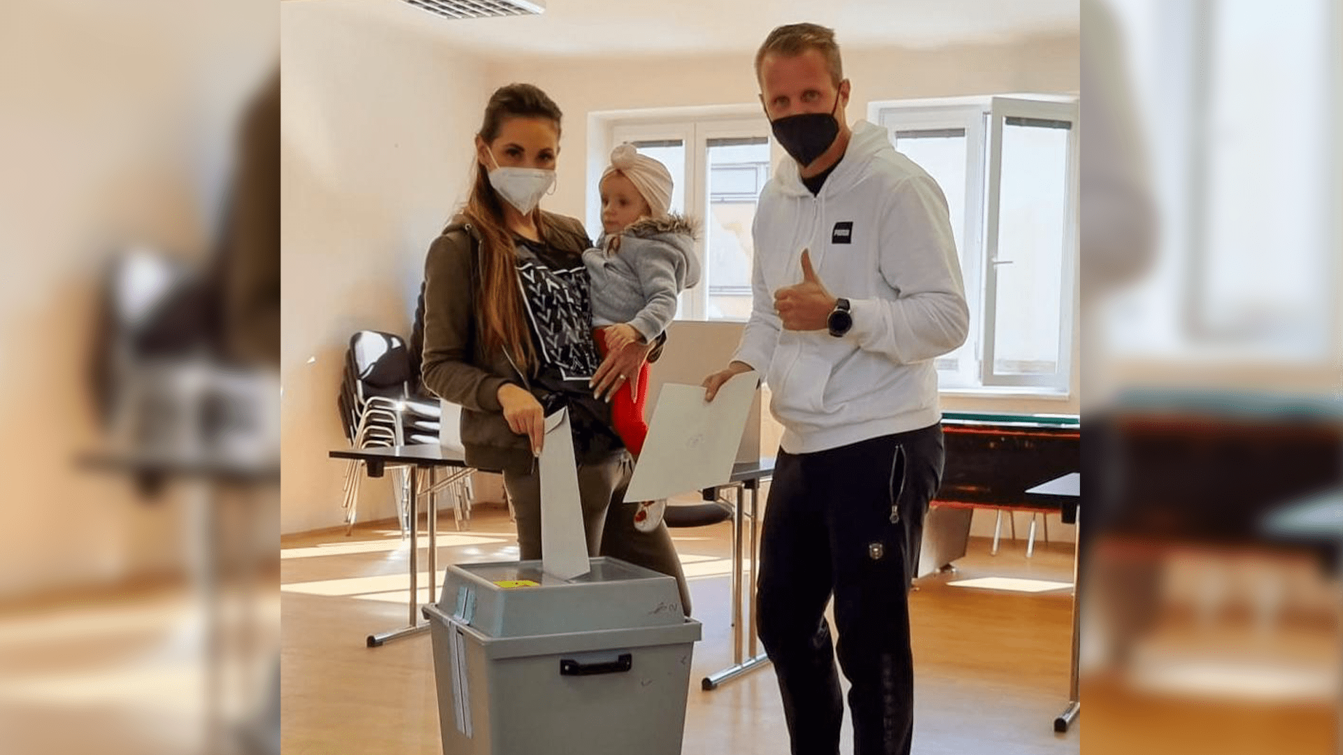 Fotbalista David Limberský byl i s rodinou volit již v pátek odpoledne. Na sociálních sítích k fotografii u volební urny připsal tag #spolu.