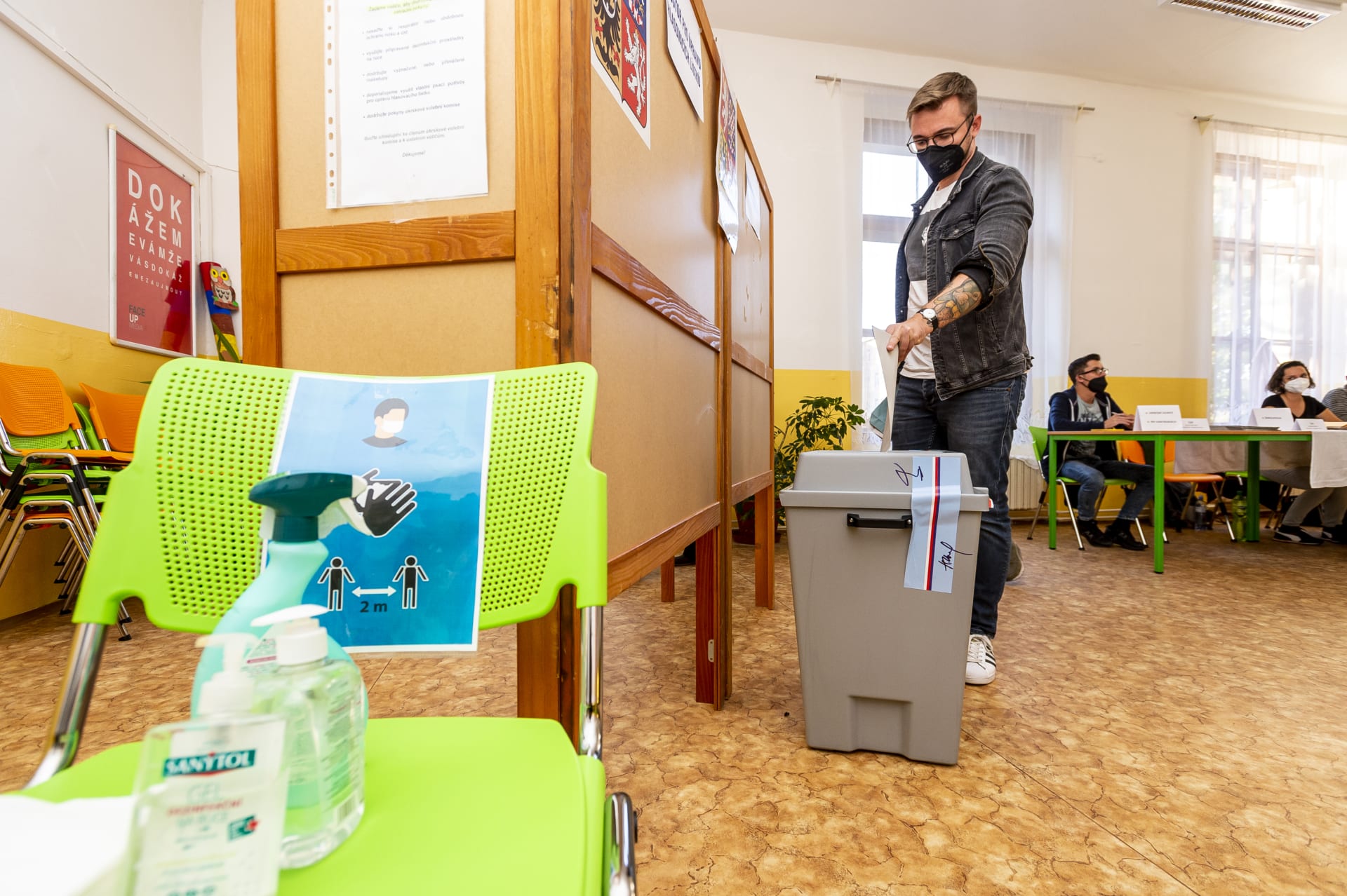 První den voleb Poslanecké sněmovny má Česko za sebou. 