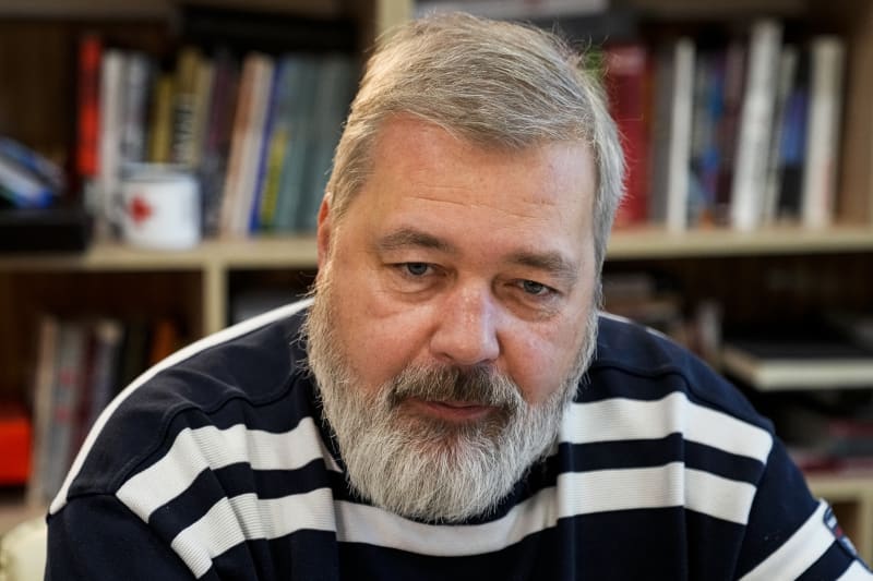 Nobelovu cenu za mír získal novinář Dmitrij Muratov z Ruska.