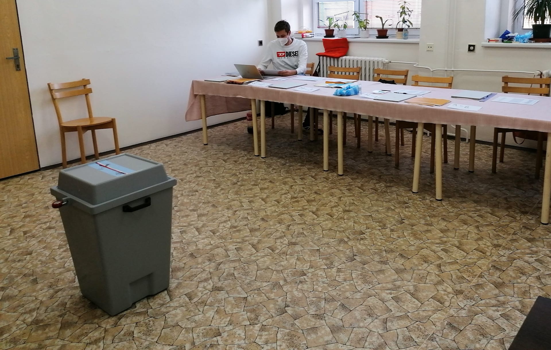 Volební okrsek 8013  v Ostravě-Přívoze vykazuje747 voličů. V pátek volil jen nepatrný zlomek z  nich, 4,29 procenta.