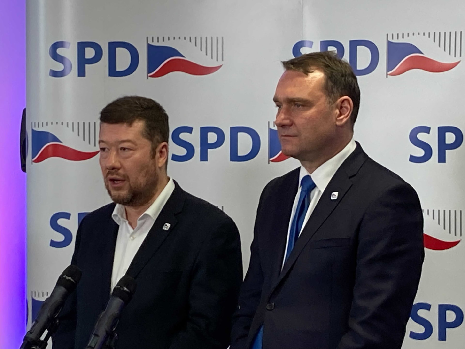 Předseda SPD Tomio Okamura a 1. místopředseda hnutí Radim Fiala zhodnotili výsledky parlamentních voleb 2021.