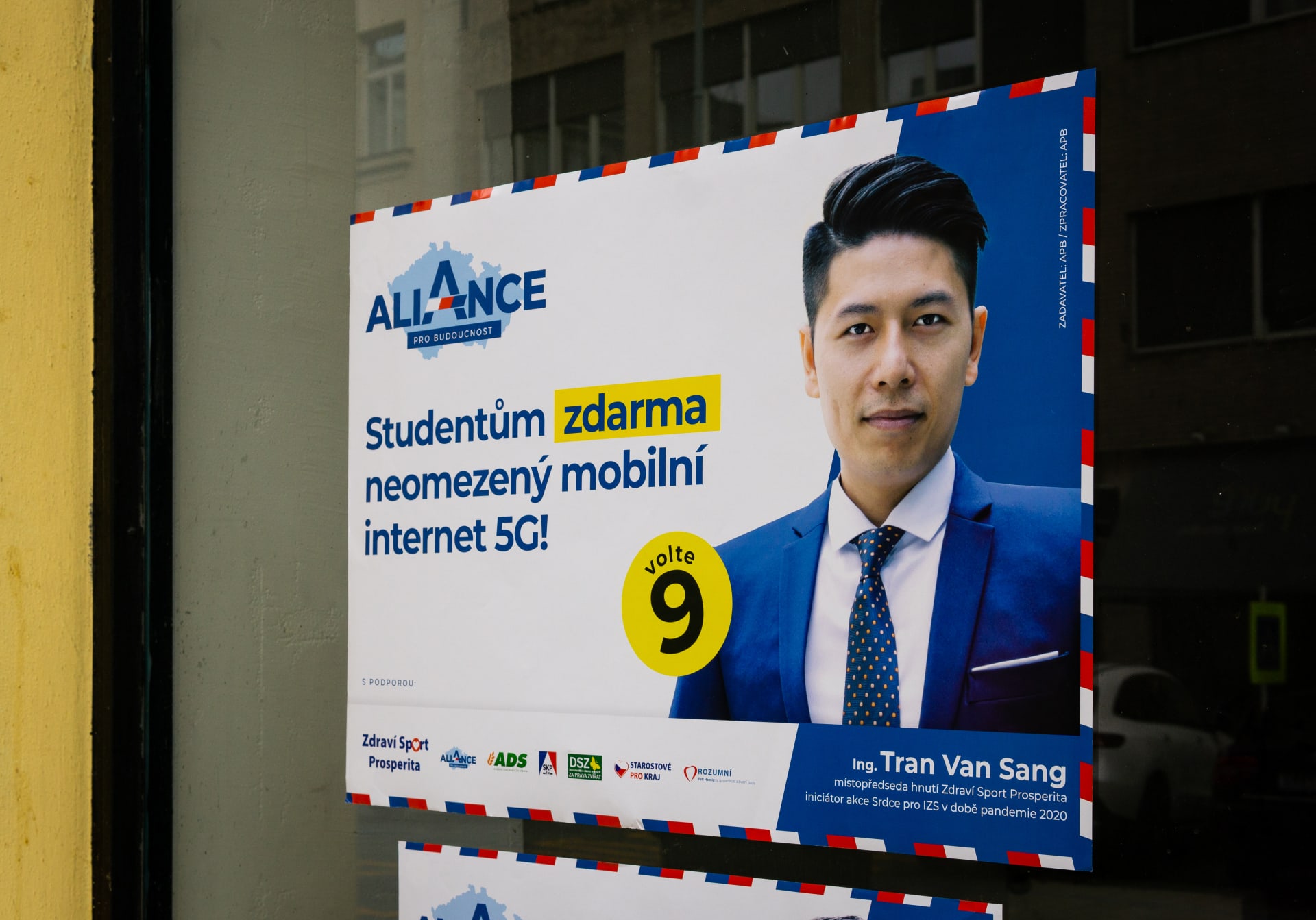 Tran Van Sang skrze svůj předvolební plakát slibuje například internet zdarma pro všechny studenty. 
