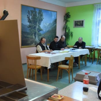 Dnes už prohibice během voleb neplatí. Takhle například vypadala volební místnost v obci Těšíkov na Olomoucku během prezidentských voleb v roce 2018