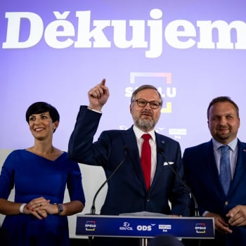 Petr Fiala z ODS (uprostřed) slaví vítězství své koalice Spolu v parlamentních volbách. Vlevo Markéta Pekarová Adamová (TOP 09), vpravo Marian Jurečka (KDU-ČSL).
