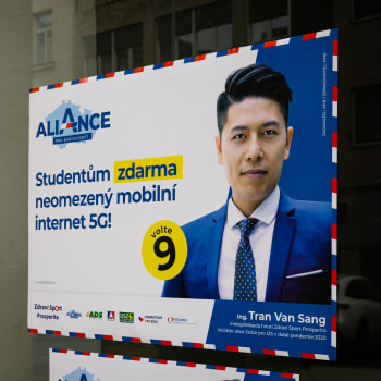 Tran Van Sang skrze svůj předvolební plakát slibuje například internet zdarma pro všechny studenty. 