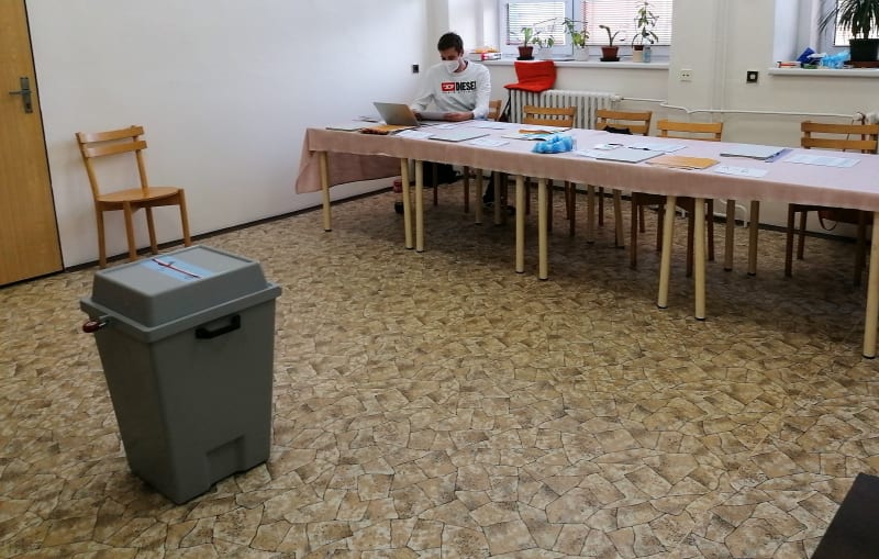 Volební okrsek 8013  v Ostravě-Přívoze vykazuje747 voličů. V pátek volil jen nepatrný zlomek z  nich, 4,29 procenta.