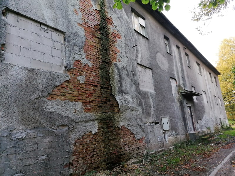 I tohle je volební okrsek 8013 v Ostravě., ruiny ubytoven.