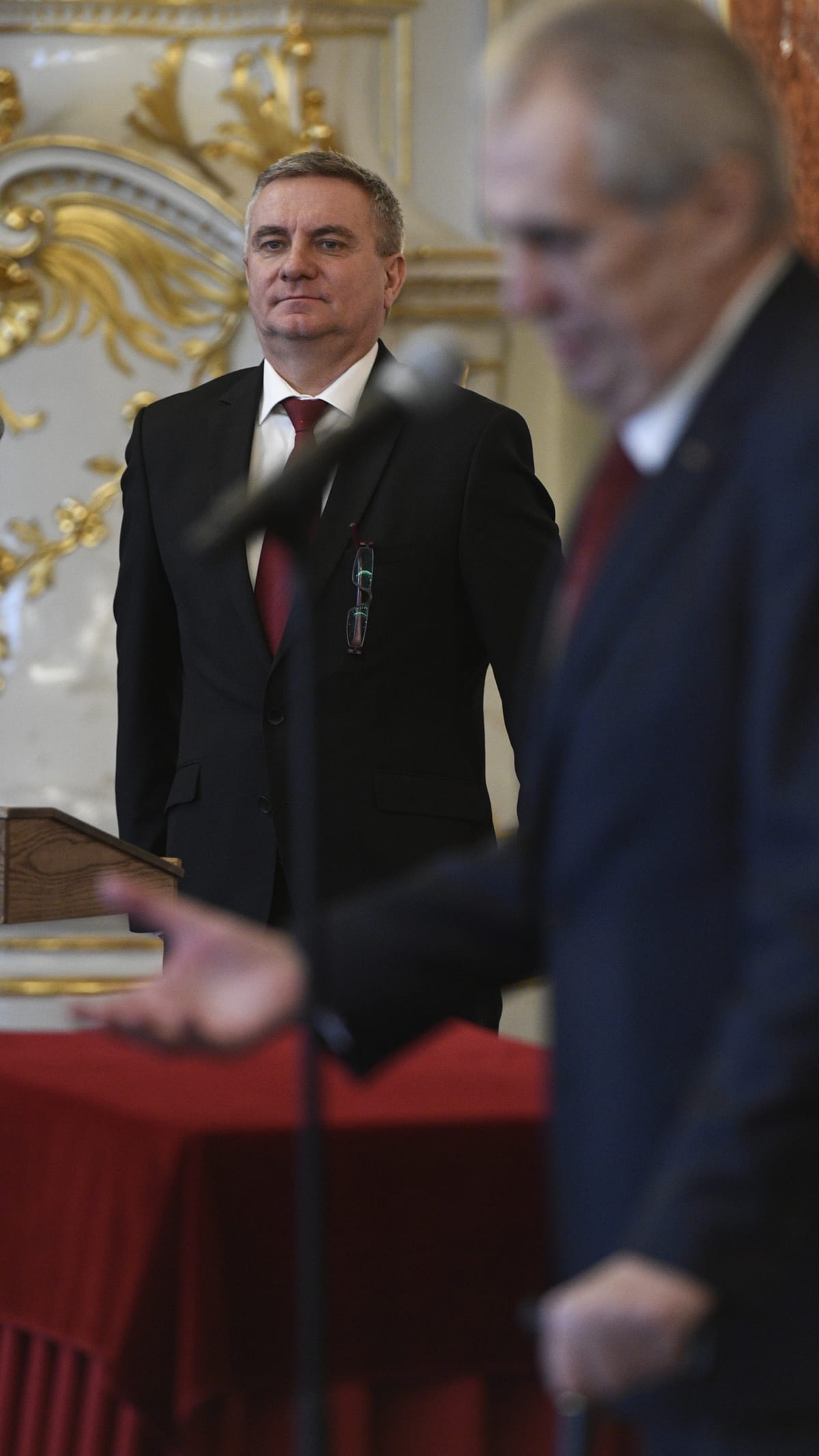 Ředitel Kanceláře prezidenta republiky Vratislav Mynář (vlevo)