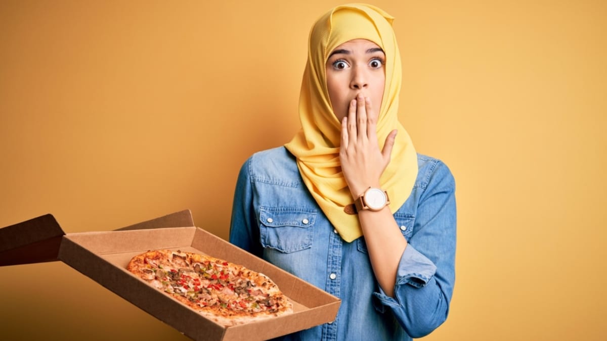 Íránská státní televize zavedla nová cenzurní opatření. Ženy se nesmějí objevit na obrazovce, pokud konzumují pizzu. (Ilustrační foto)