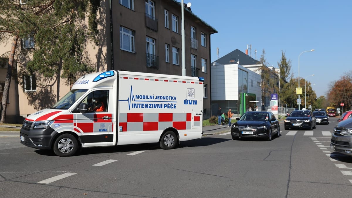 Prezidenta Miloše Zemana převezla sanitka ze zámku v Lánech do Ústřední vojenské nemocnice.