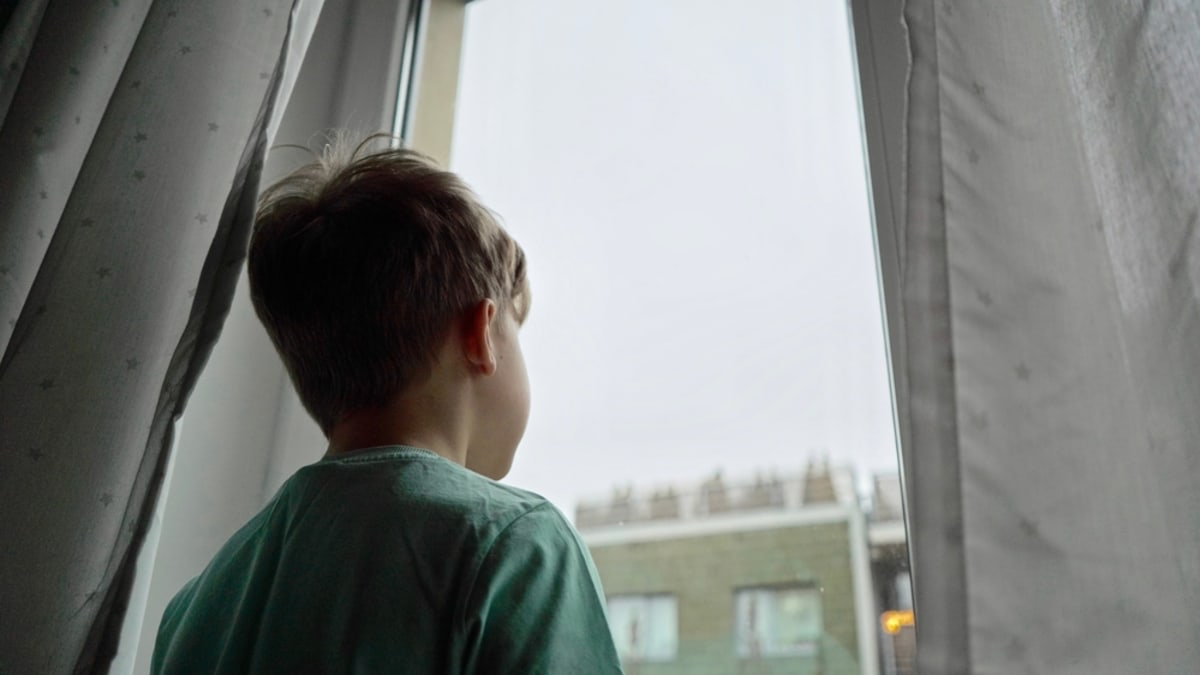 Chlapec dívající se z okna