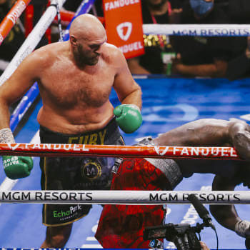 Tyson Fury v 11. kole sestřelil Deontaye Wildera a zůstává králem boxu
