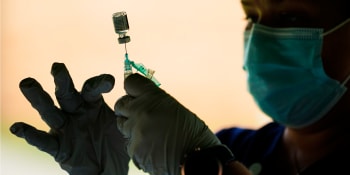 Odškodné za komplikace po očkování? Lidé chtějí stamiliony, ministerstvo žádosti zamítá