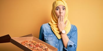 Írán opět přitahuje šrouby. Ženy nesmí jíst v televizi pizzu a pít červené nápoje