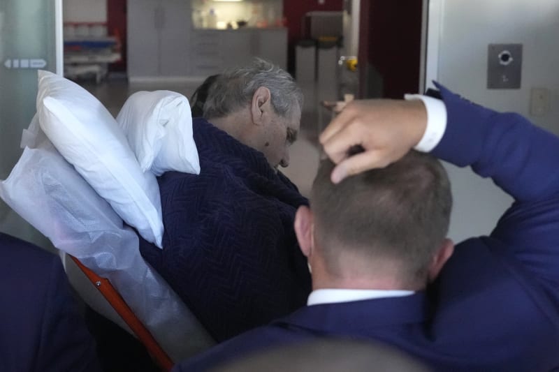 Prezident Miloš Zeman byl hospitalizován v bezvládném stavu.