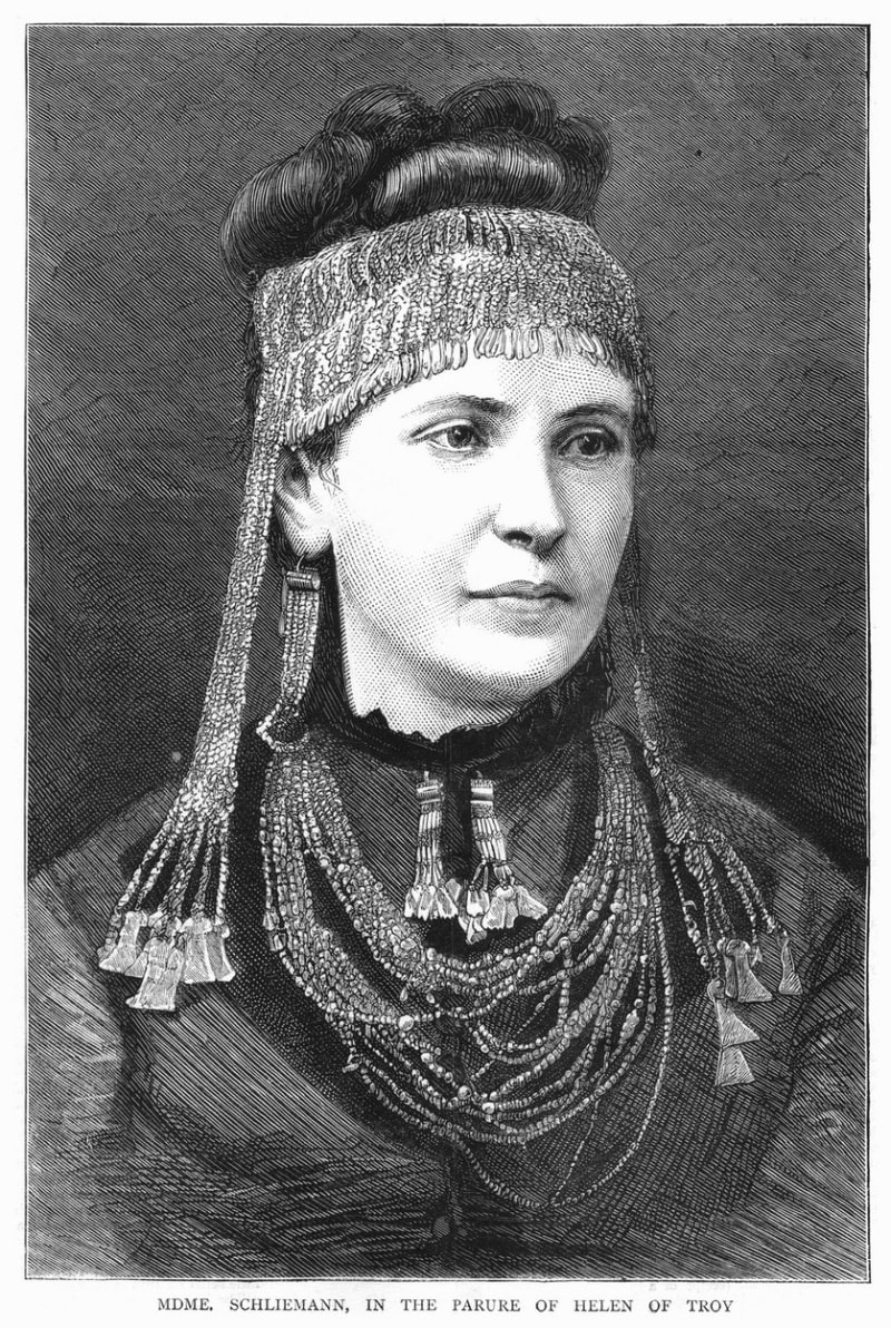 Schliemannova manželka ověšena šperky z pokladu.