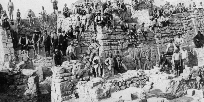 Schliemann až v roce 1872 narazil na metr vysoké ruiny patřící městu. 