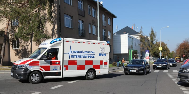 Prezidenta Miloše Zemana převezla sanitka ze zámku v Lánech do Ústřední vojenské nemocnice