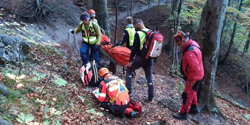 Na místě zasahovala horská záchranná služba i záchranářský vrtulník. 