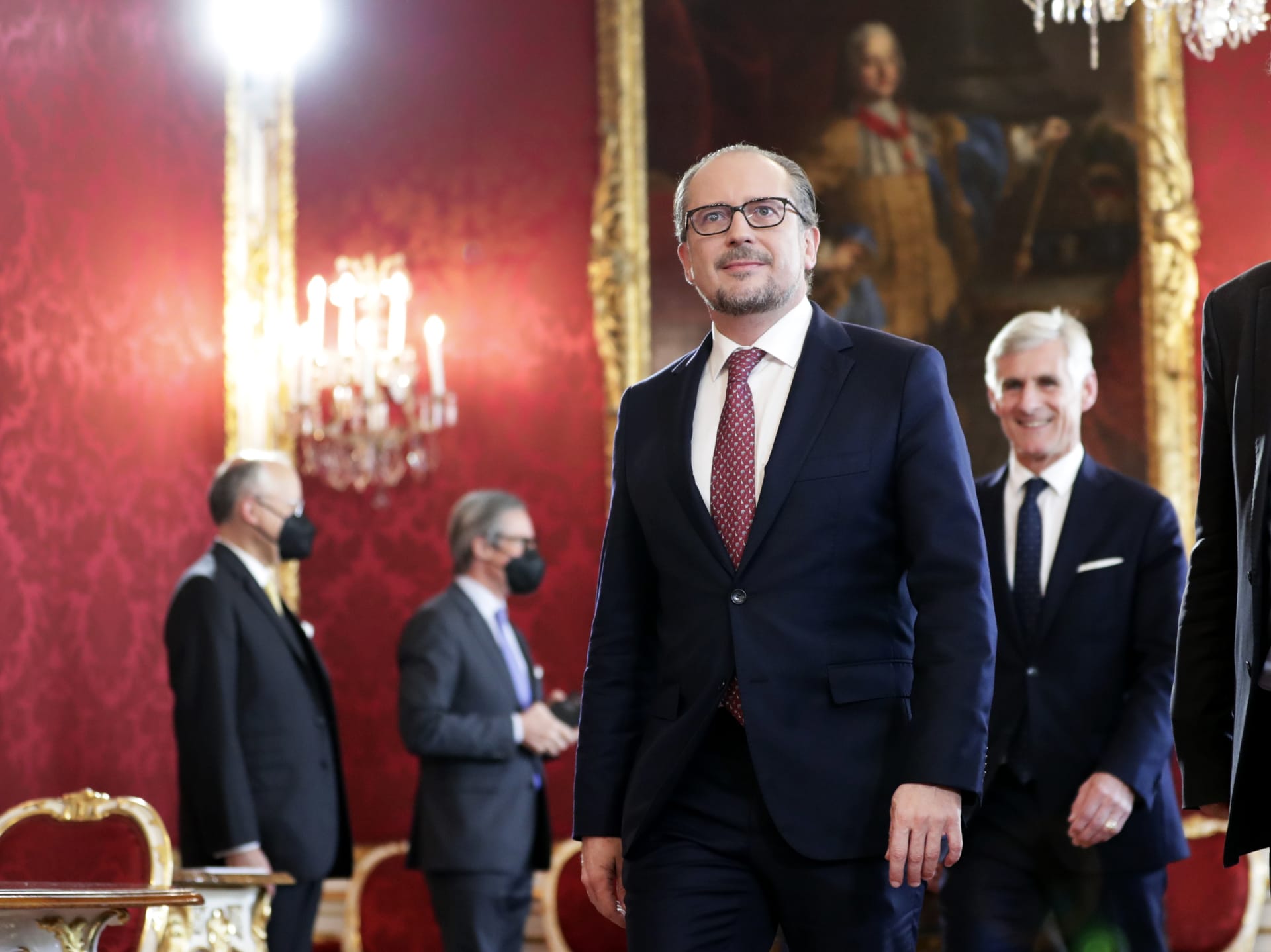 Nový rakouský kancléř Alexander Schallenberg přichází na svou inauguraci k prezidentovi Alexanderu Van der Bellenovi.