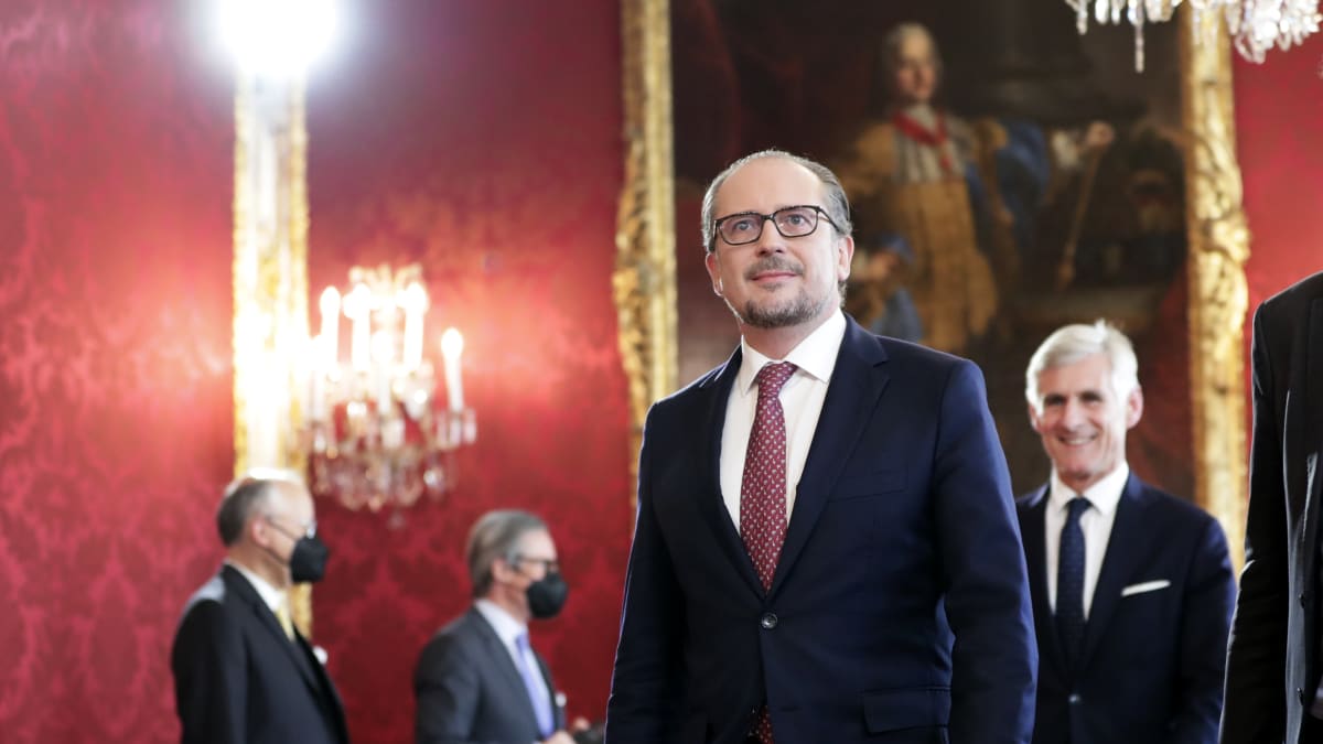 Nový rakouský kancléř Alexander Schallenberg přichází na svou inauguraci k prezidentovi Alexanderu Van der Bellenovi.