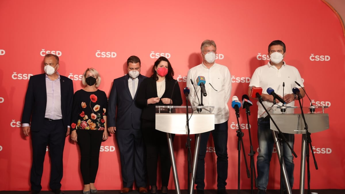 Sociální demokraté na tiskové konferenci po volbách do Poslanecké sněmovny