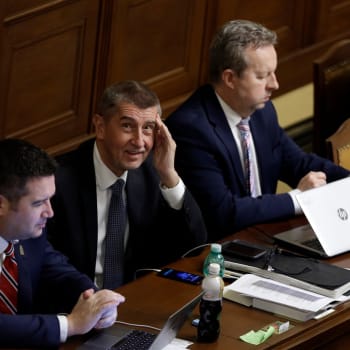 Premiér Andrej Babiš (uprostřed) během schůze v Poslanecké sněmovny.