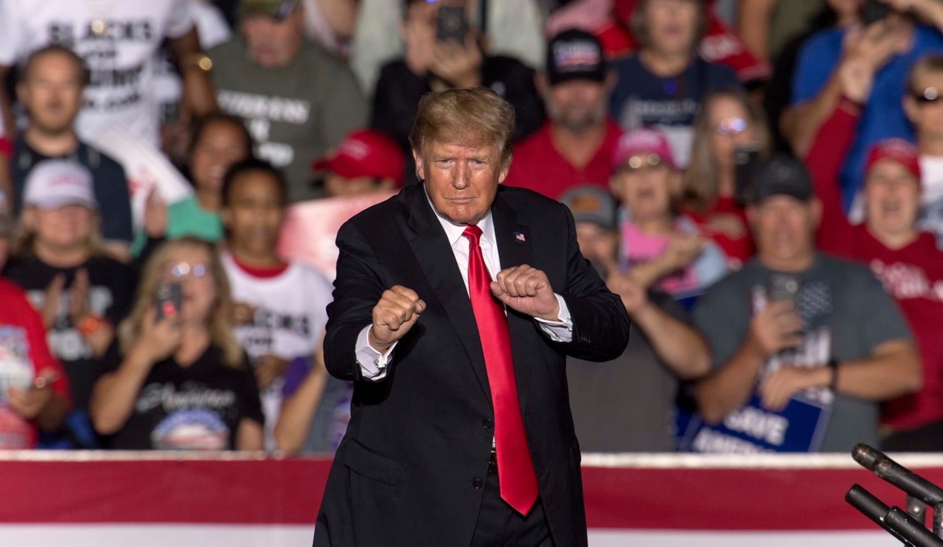 Donald Trump na mítinku v Iowě hýřil energií.