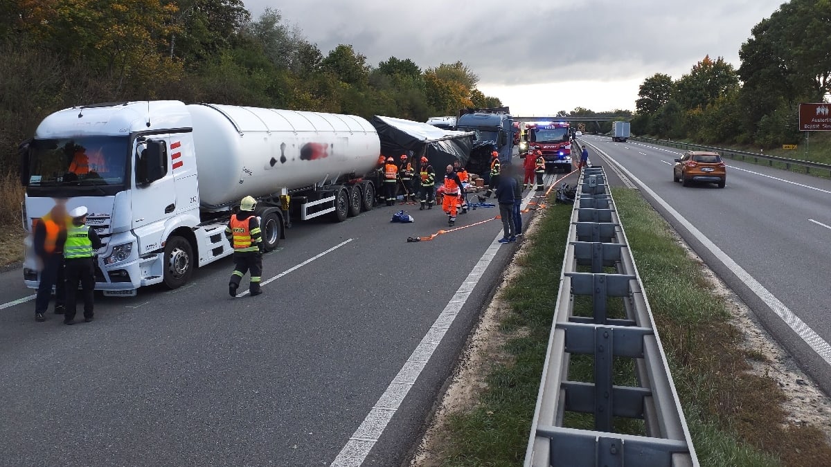 Dálnici D1 ve směru od Vyškova na Brno uzavřela nehoda tří vozů.