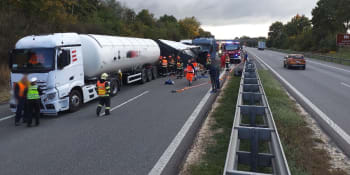 Nehoda zastavila dálnici D1 ve směru od Vyškova na Brno. Doprava kolabovala