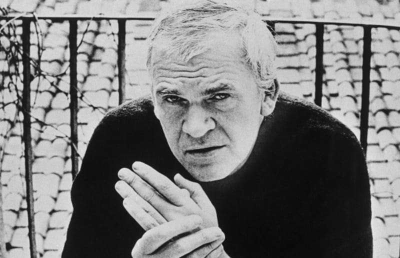 Milan Kundera se v roce 1992 vrátil na krátkou dobu do Československa.