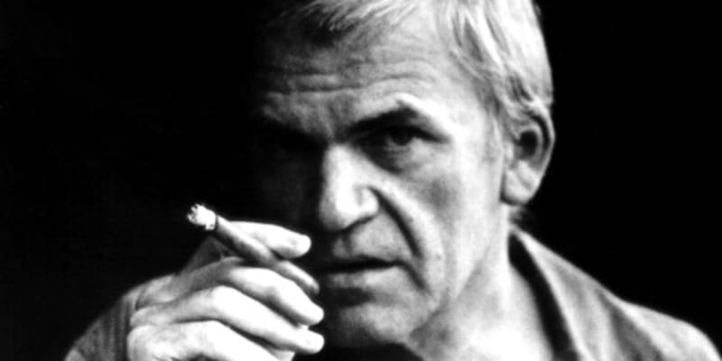 Milan Kundera po vystudování gymnázia začal studovat na Filozofické fakultě UK literární vědu a estetiku, po dvou semestrech však přestoupil na FAMU, kde zprvu studoval filmovou režii a poté scenáristiku. 
