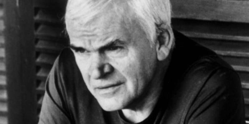 Milan Kundera hned po únorovém převratu v roce 1948 vstoupil do KSČ, po dvou letech však byl vyloučen.