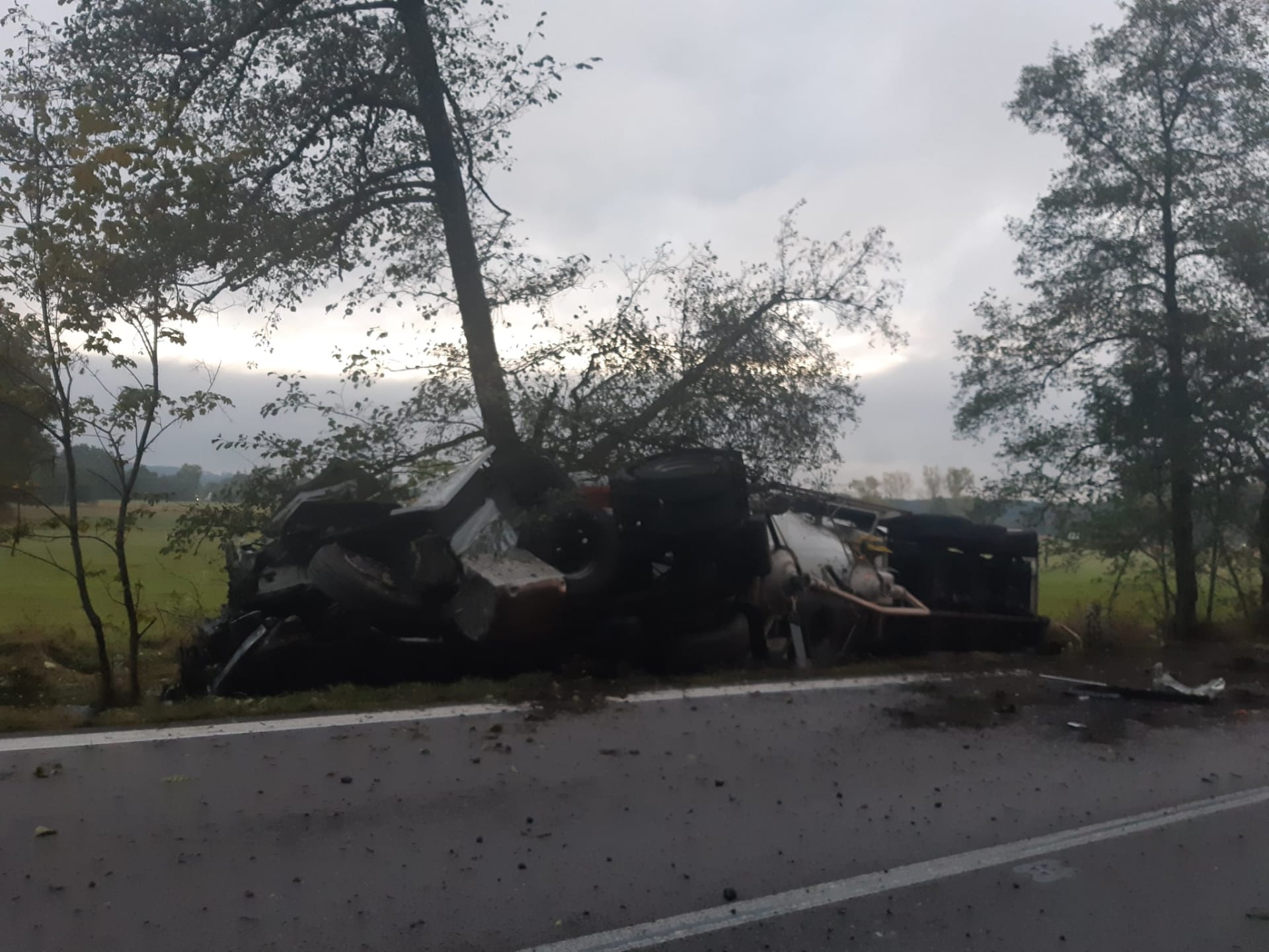 Nehoda zablokovala hlavní silniční tah z Hradce Králové na Olomouc.