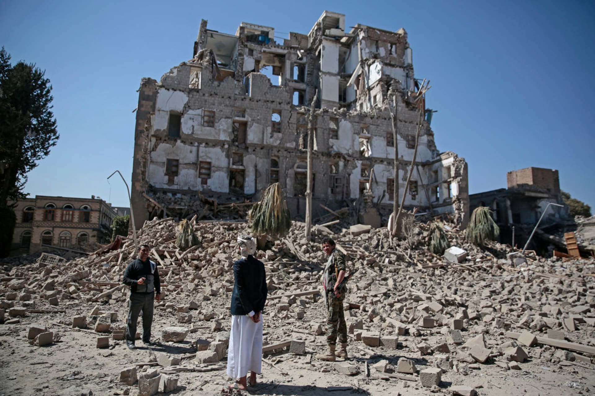San’á po náletech, hlavní město Jemenu je bombardováno už sedm let.
