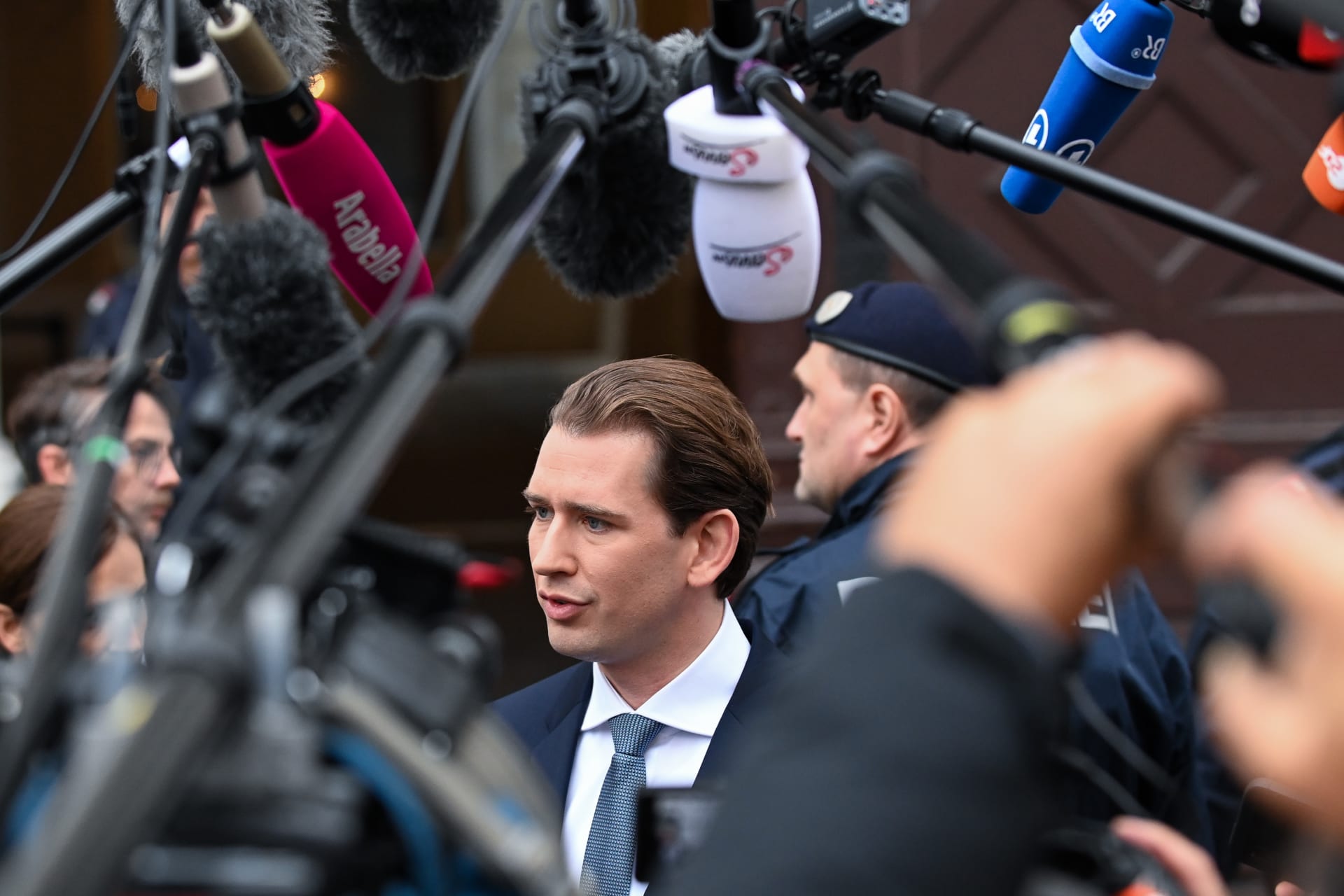 Sebastian Kurz mluví se novináři poté, co podal abdikoval jako rakouský kancléř.