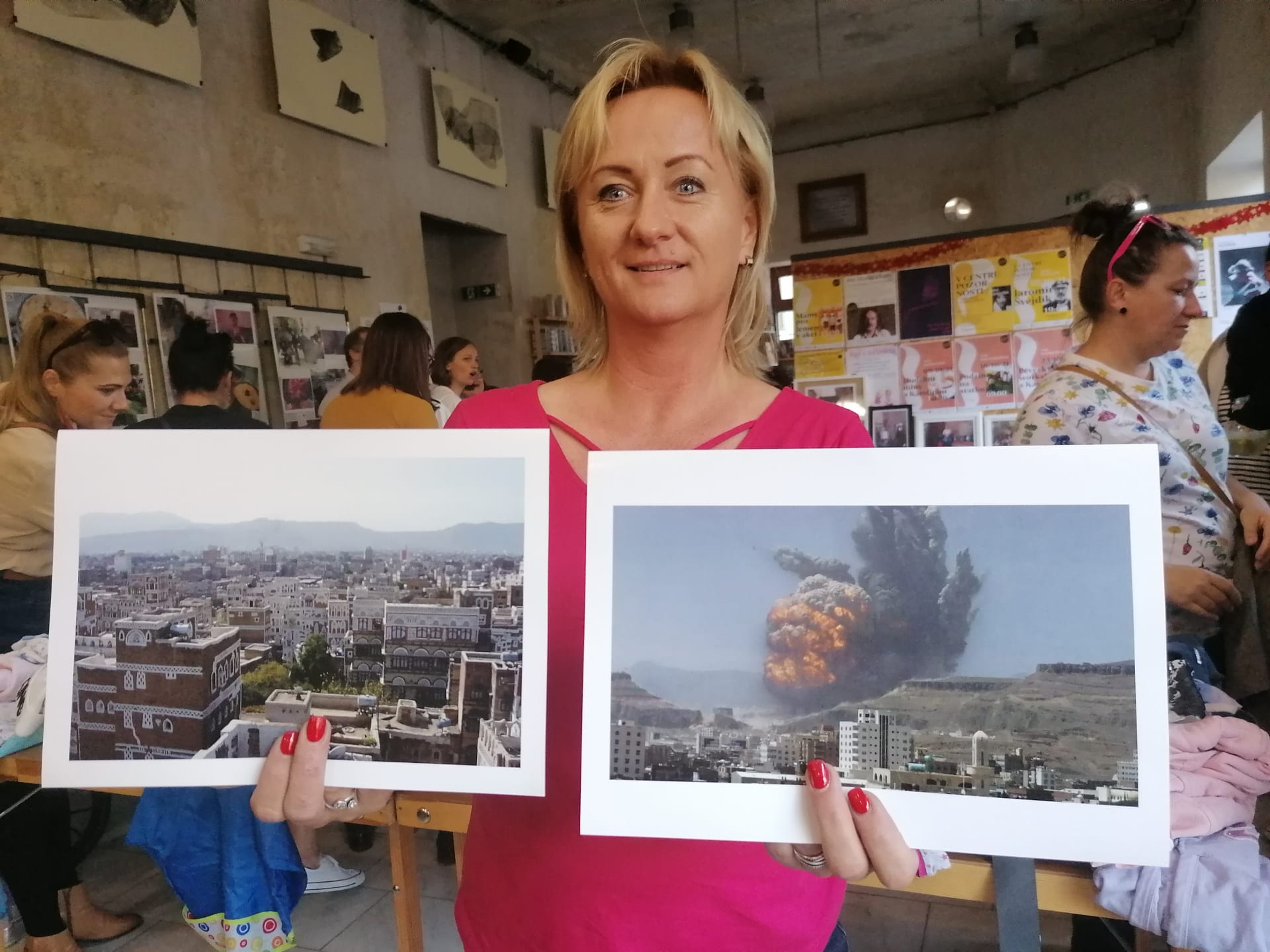 Drahomíra Kyzková ukazuje snímky jemenské metropole před válkou a nyní.